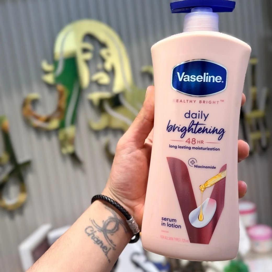 لوشن وسيروم الجسم فازلين هيلثي برايت للتفتيح اليومي بالنياسيناميد (حجم 725 مل) Vaseline Healthy Bright Daily Brightening Serum in Lotion with Niacinamide (725ml)