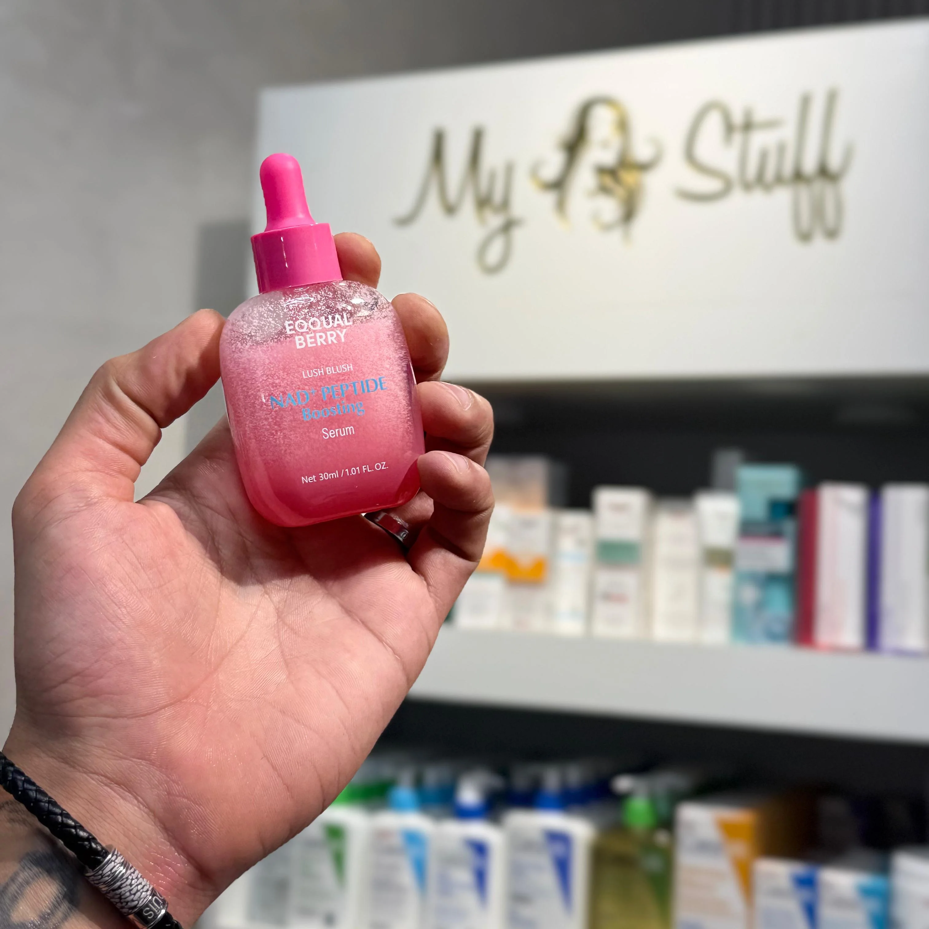 سيروم إكوال بيري الزهري لتعزيز NAD+ والببتيدات – 30 ملEQQUALBERRY Pink NAD+ & Peptide Boosting Serum – 30ml