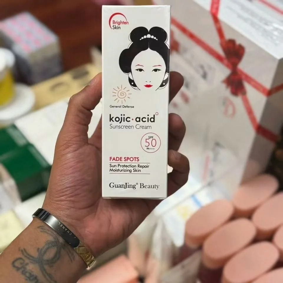 GuanJing Beauty Kojic Acid Sunscreen Cream SPF 50 PA+++ (Fade Spots – General Defense) – غوانجينغ بيوتي، كريم واقي شمس بحمض الكوجيك SPF 50 PA+++ (تفتيح البقع - حماية عامة)