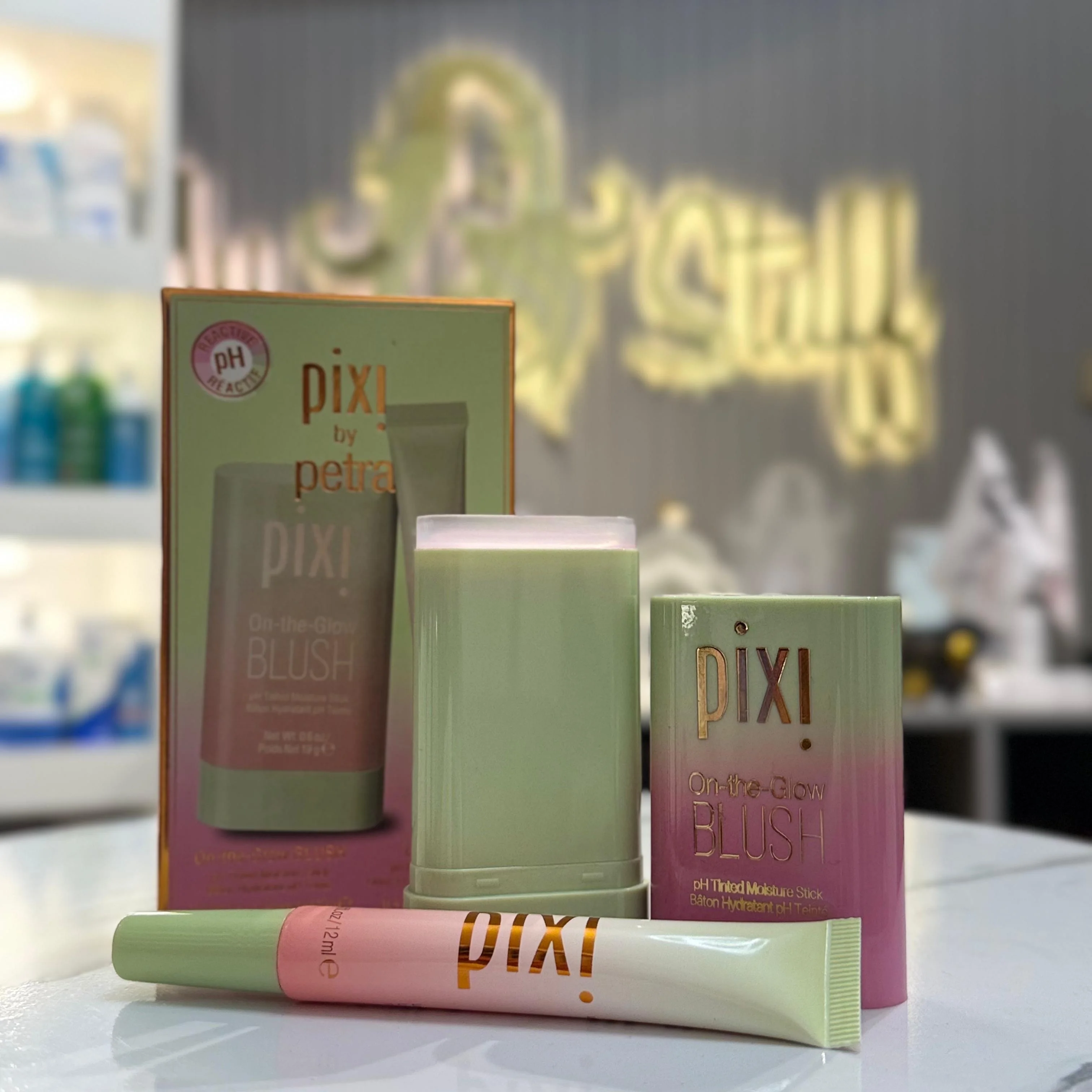 Pixi by Petra pH Duo Kit, which features colour. مجموعة بيكسي بواسطة بيترا بي إتش دو كيت