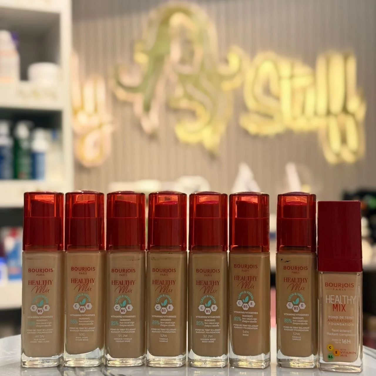 كريم أساس بورجوا هيلثي ميكس (Bourjois Healthy Mix Radiant Foundation).
