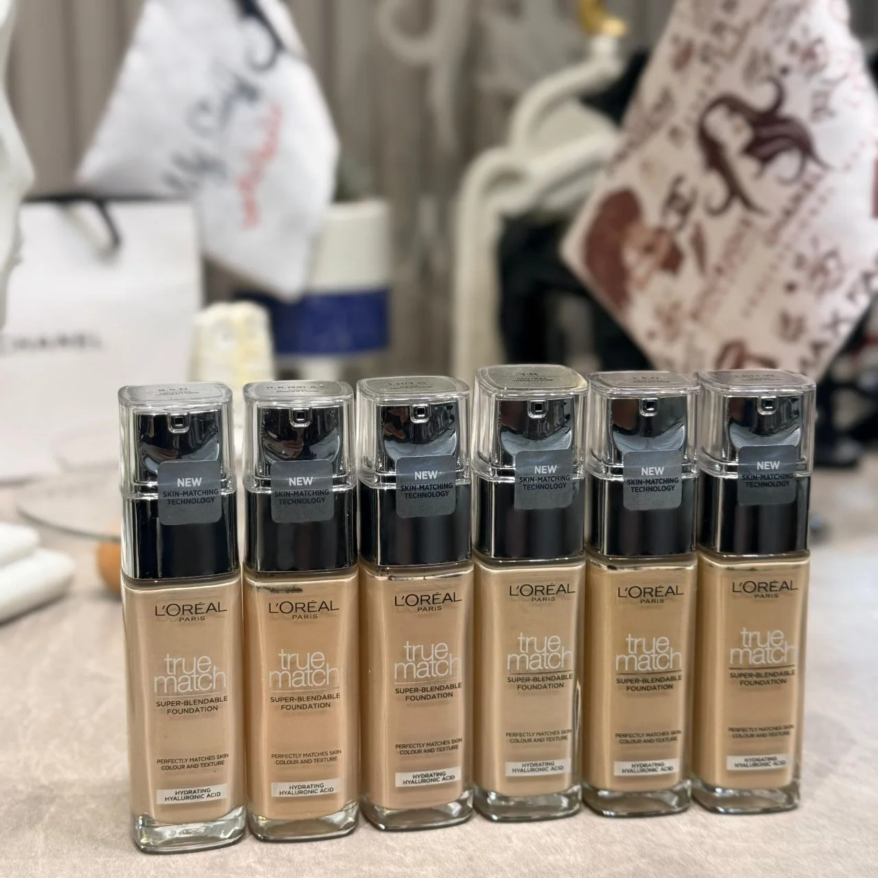 A super-blendable foundation that perfectly matches skin colour and texture, enriched with hydrating hyaluronic acid. فاونديشن سوبر بلندابل يطابق لون وملمس البشرة بشكل مثالي، معزّز بحمض الهيا