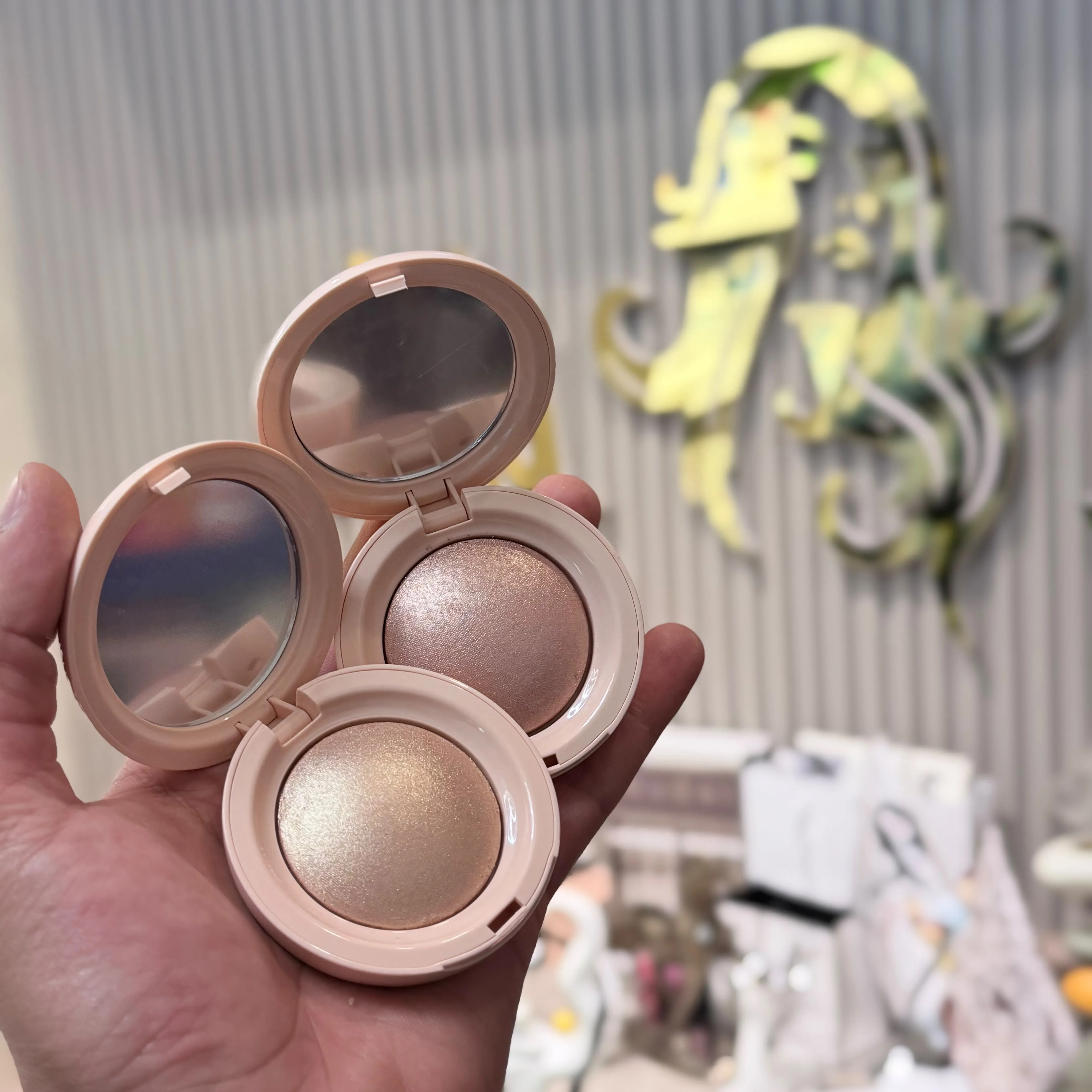 Rare Beauty Positive Light Silky Touch Highlighterرير بيوتي ملمع الوجه