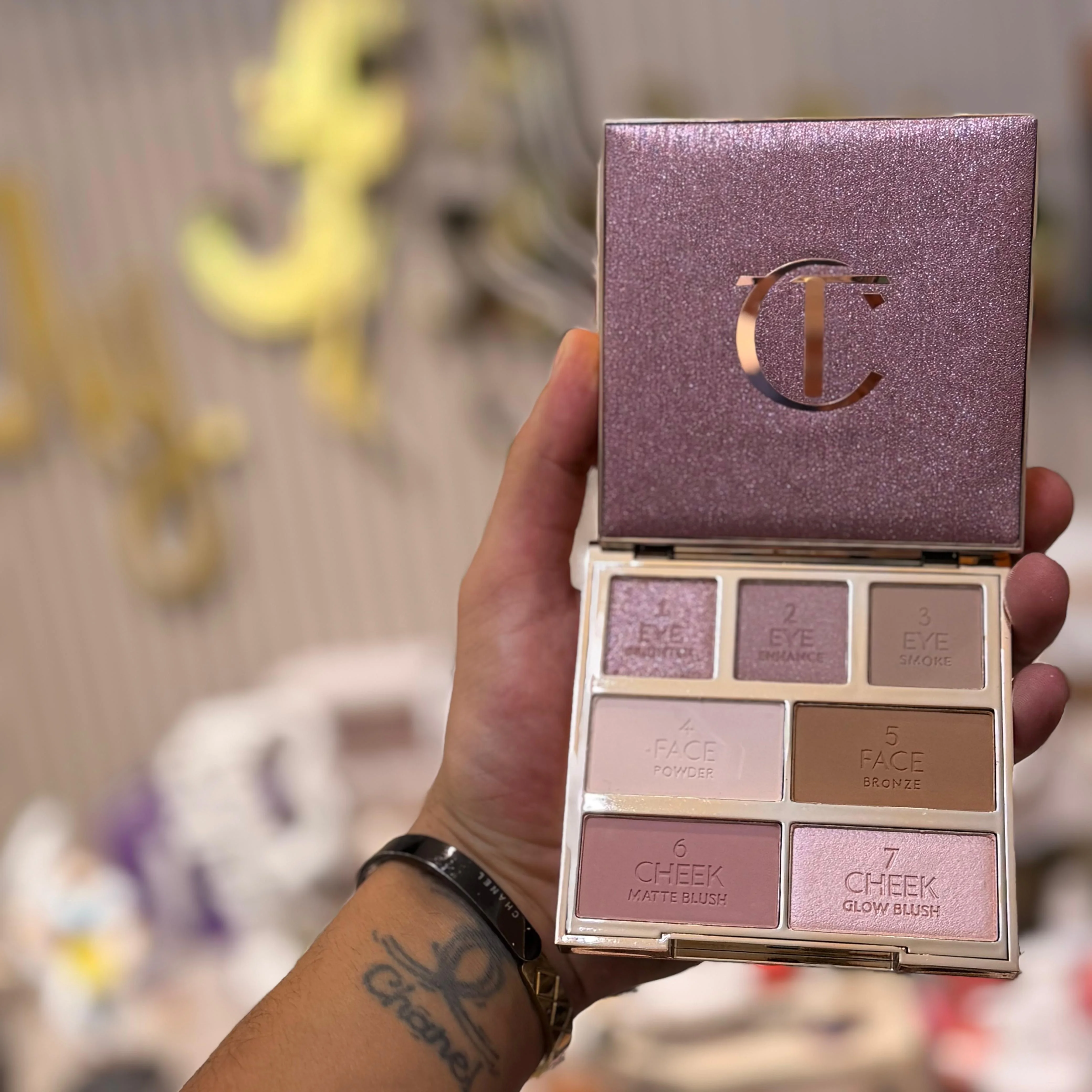 Charlotte Tilbury Hollywood Instant Look in a Palette – Pretty, Glowing Beauty باليت شارلوت تلبوري هوليوود إنستانت لوك – بريتي، غلوينغ بيوتي