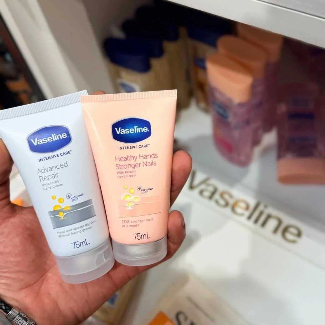كريم اليدين والأظافر فازلين إنتنسيف كير بالكيراتين (حجم 75 مل)  Vaseline Intensive Care Healthy Hands & Stronger Nails Hand Cream with Keratin (75ml)