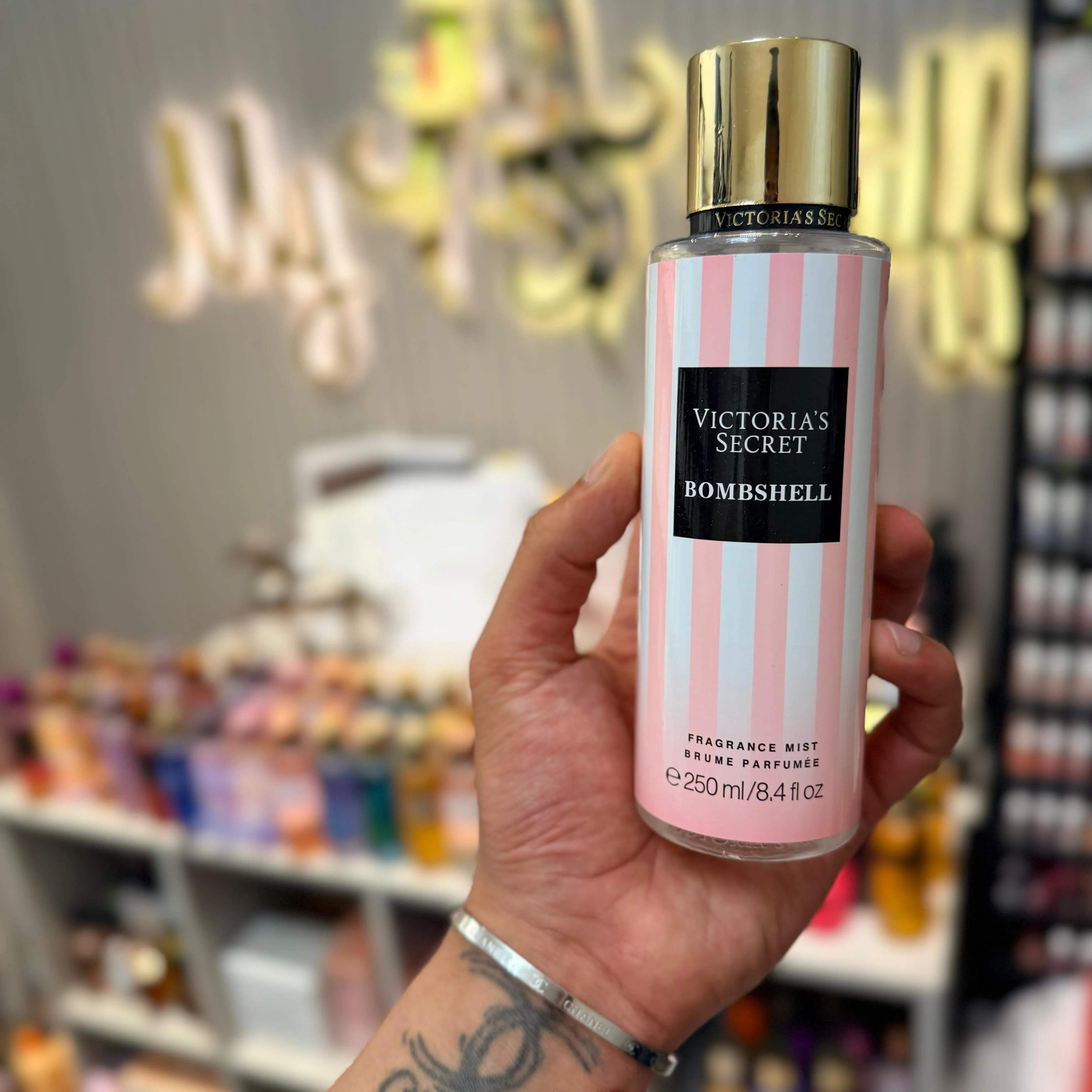 معطر الجسم من فيكتوريا سيكريت - بومبشيلVictoria's Secret Body Mist - Bombshell