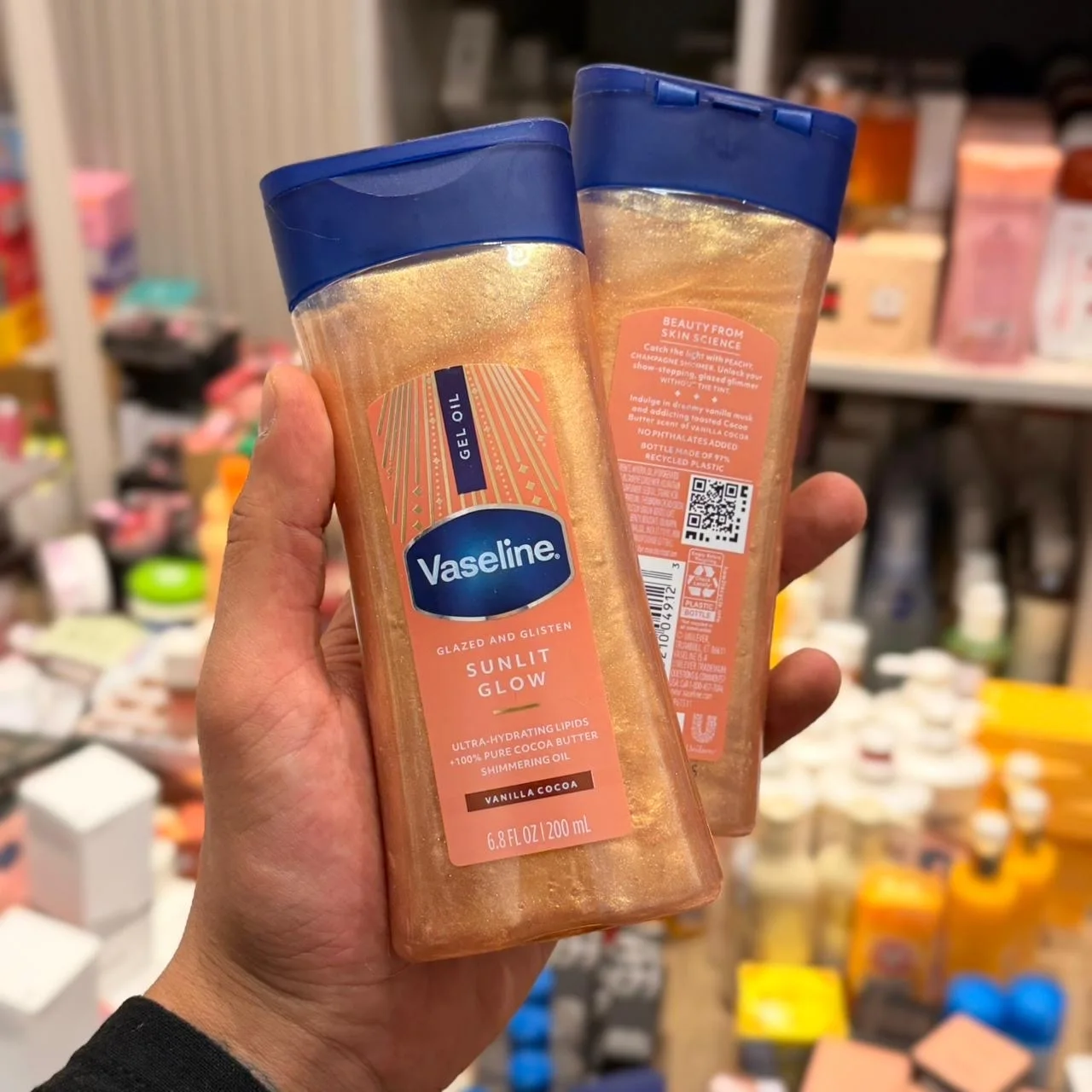 جل زيت فازلين للجسم بريق أشعة الشمس بزبدة الكاكاو والفانيليا. Vaseline Intensive Care Sunlit Glow Glazed and Glisten Gel Oil