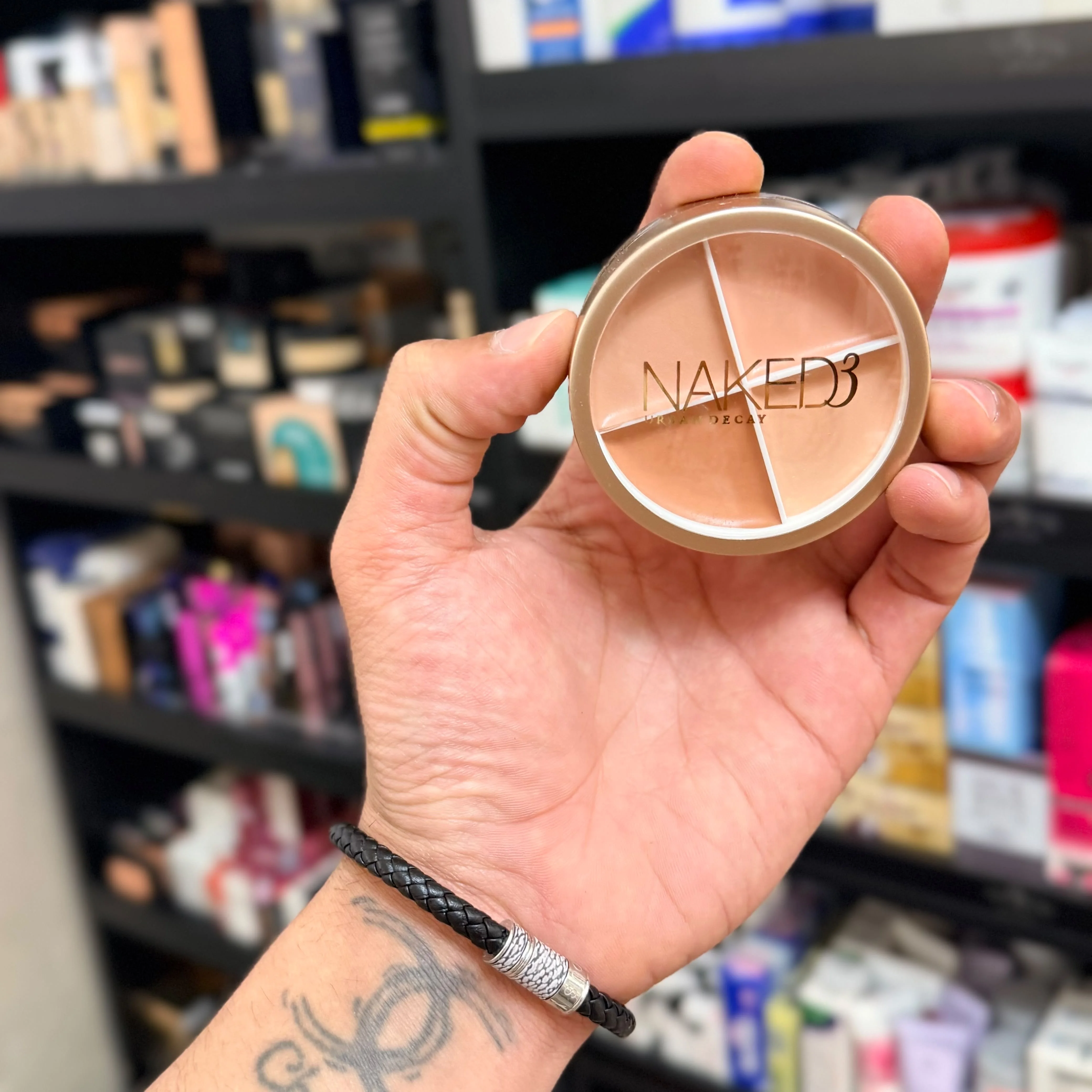Naked 3 cream contour and concealerكريم نيكد 3 لتحديد ملامح الوجه وإخفاء العيوب