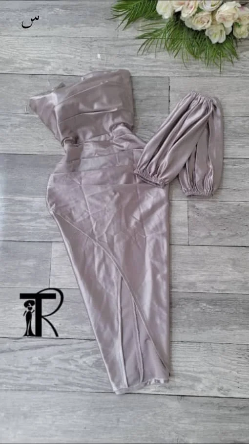 فستان نساىي يتميز بقماش مخمل اصلي استايل انيق جدآ وبسعر 18000 الف ريال يمني