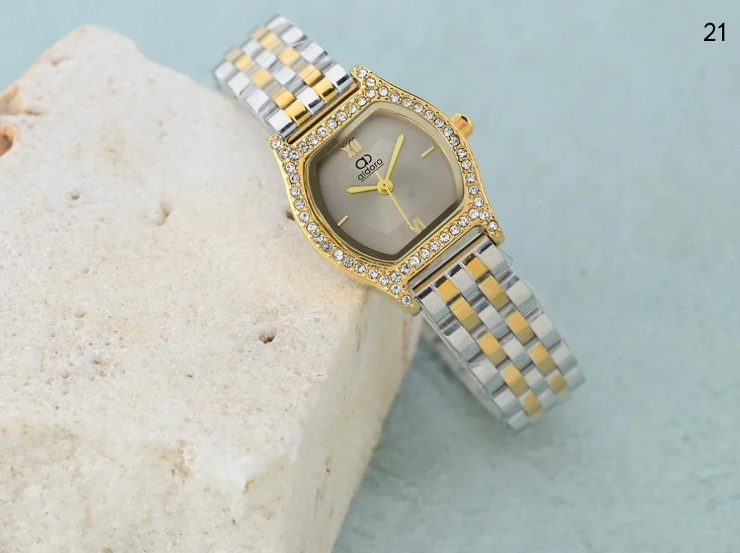 ساعة نسائي الدورا ابااشكالها الرهيبه والجذابه اشكال الماركات الانيقه بااحلا الاسعارالسعر 18000ريال يمني عدن ⚡ ريال  فثط