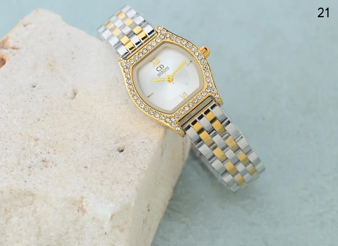 ساعة نسائي الدورا ابااشكالها الرهيبه والجذابه اشكال الماركات الانيقه بااحلا الاسعارالسعر 18000ريال يمني عدن ⚡ ريال  فثط