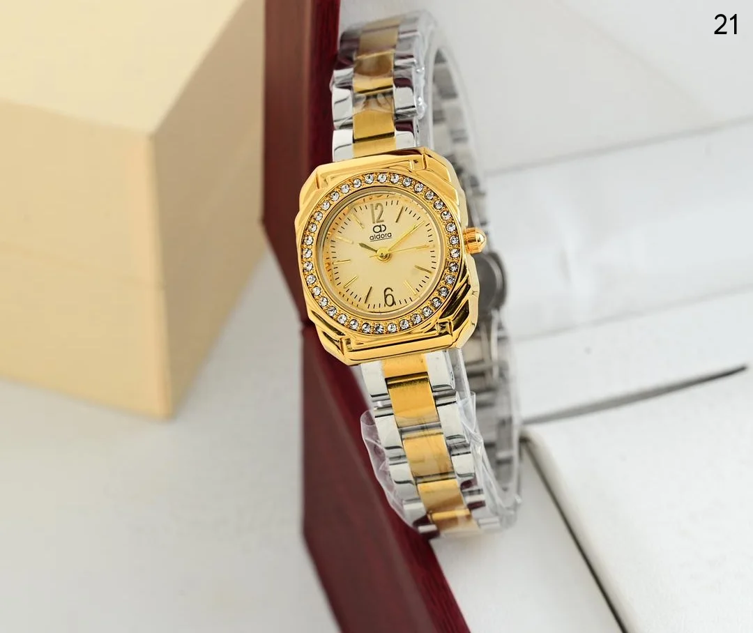 ساعة نسائي الدورا ابااشكالها الرهيبه والجذابه اشكال الماركات الانيقه بااحلا السعر 18000 ريال يمني عدن ⚡ فثط