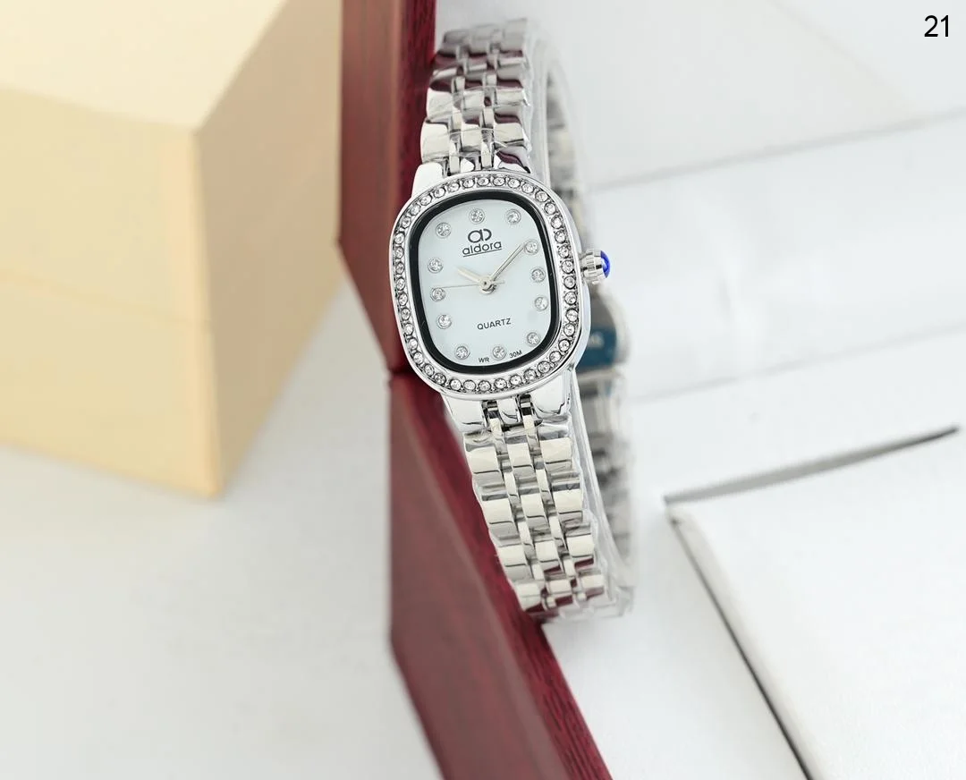 ساعة نسائي الدورا ابااشكالها الرهيبه والجذابه اشكال الماركات الانيقه بااحلا السعر 18000 ريال يمني عدن ⚡ فثط