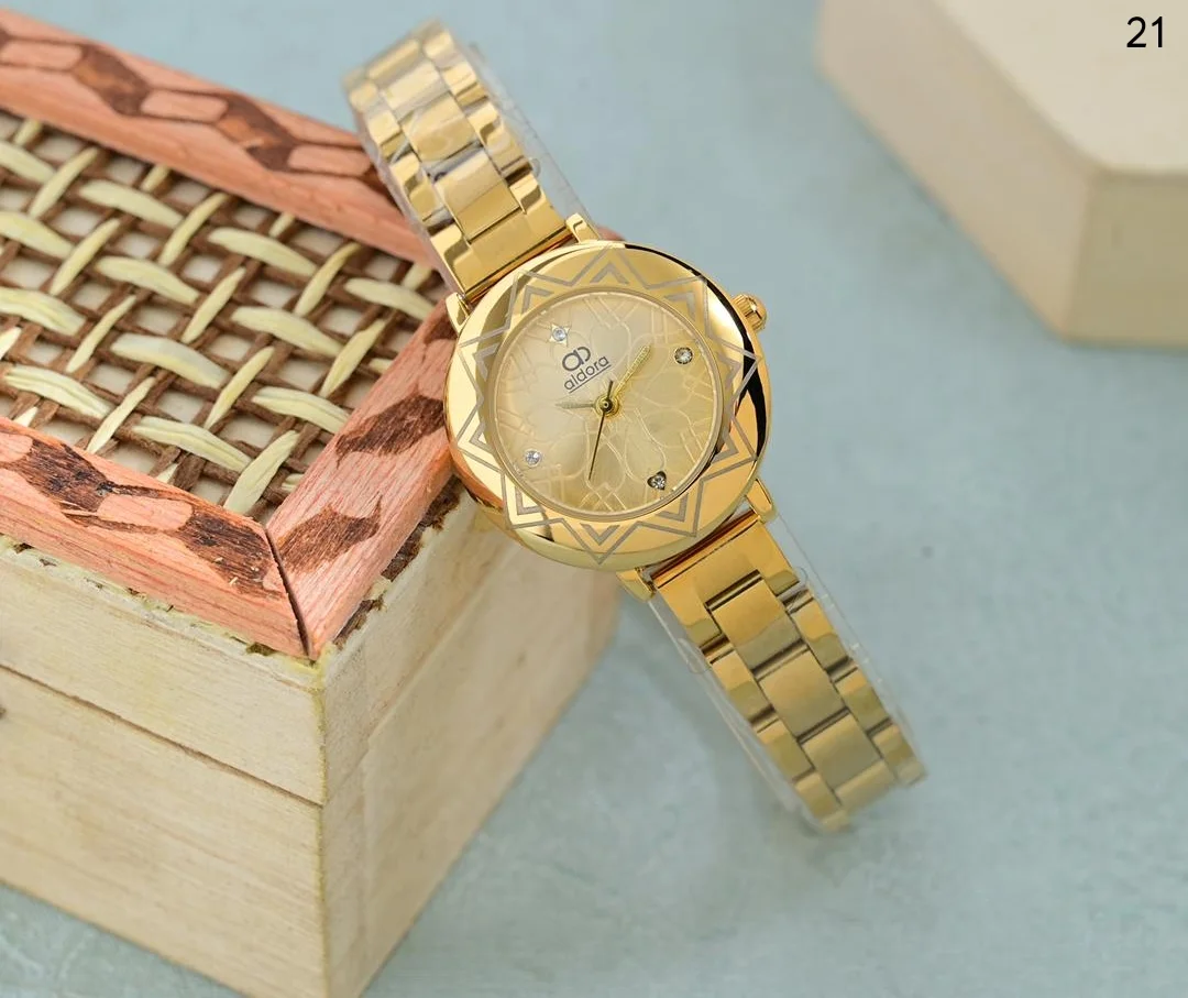 ساعة نسائي الدورا ابااشكالها الرهيبه والجذابه اشكال الماركات الانيقه بااحلا السعر 18000ريال يمني عدن ⚡ فثط