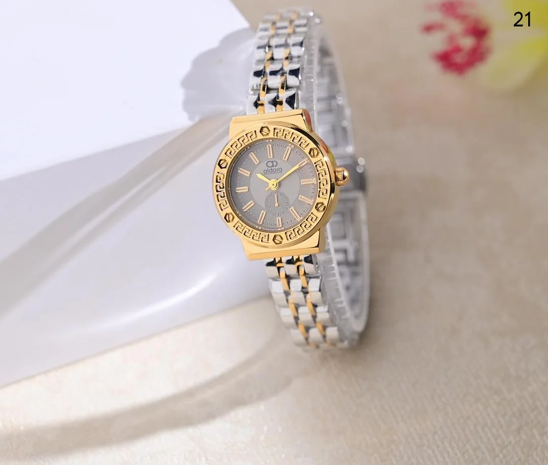 ساعة نسائي الدورا ابااشكالها الرهيبه والجذابه اشكال الماركات الانيقه بااحلا السعر 18000ريال يمني عدن ⚡ فثط