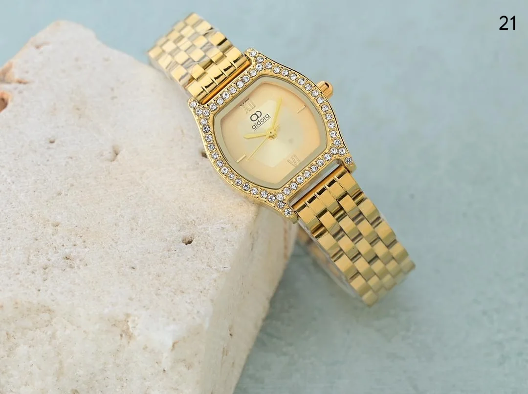 ساعة نسائي الدورا ابااشكالها الرهيبه والجذابه اشكال الماركات الانيقه بااحلا الاسعارالسعر 18000ريال يمني عدن ⚡ ريال  فثط