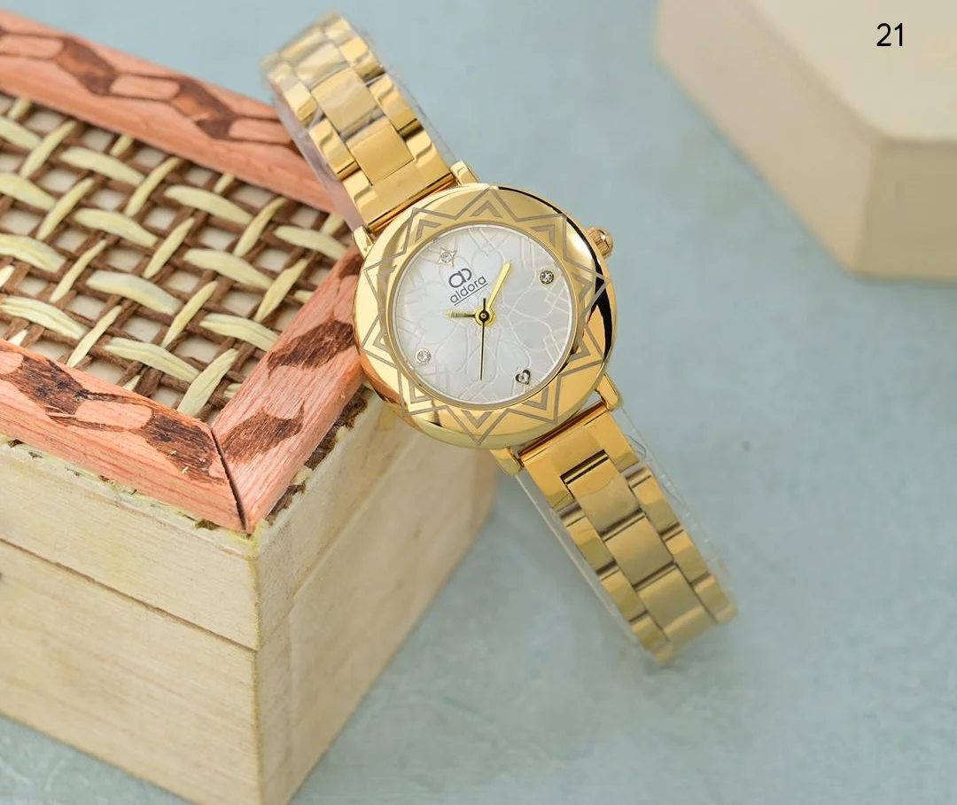 ساعة نسائي الدورا ابااشكالها الرهيبه والجذابه اشكال الماركات الانيقه بااحلا السعر 18000ريال يمني عدن ⚡ فثط