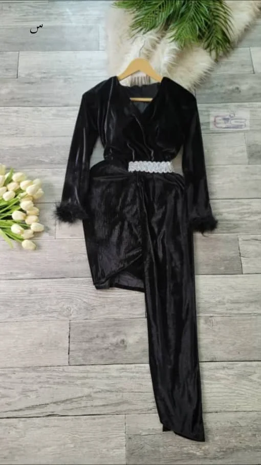 فستان نساىي يتميز بقماش مخمل اصلي روووووعة الرووووعه بسعر 19000 ألف ريال يمني فقط