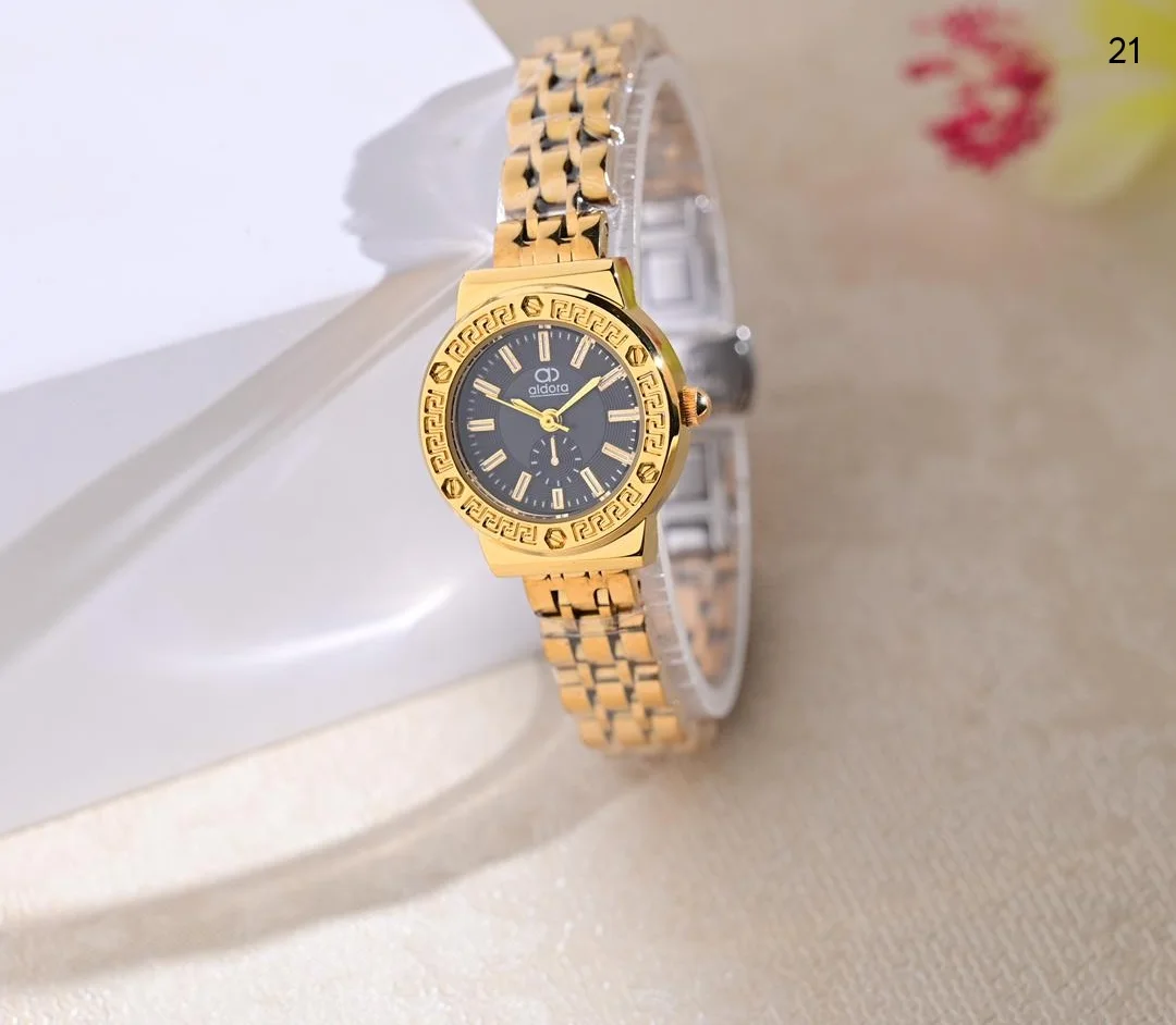 ساعة نسائي الدورا ابااشكالها الرهيبه والجذابه اشكال الماركات الانيقه بااحلا السعر 18000ريال يمني عدن ⚡ فثط