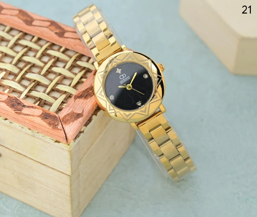 ساعة نسائي الدورا ابااشكالها الرهيبه والجذابه اشكال الماركات الانيقه بااحلا السعر 18000ريال يمني عدن ⚡ فثط