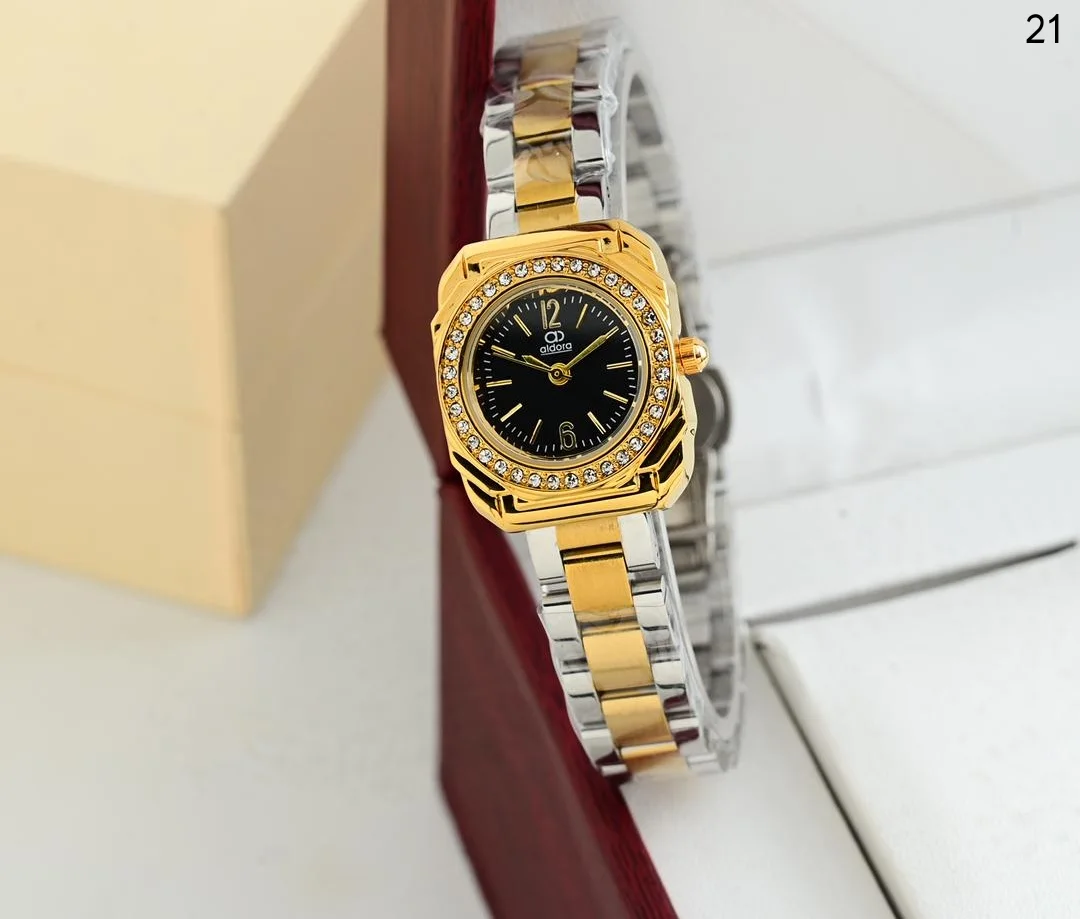 ساعة نسائي الدورا ابااشكالها الرهيبه والجذابه اشكال الماركات الانيقه بااحلا السعر 18000 ريال يمني عدن ⚡ فثط