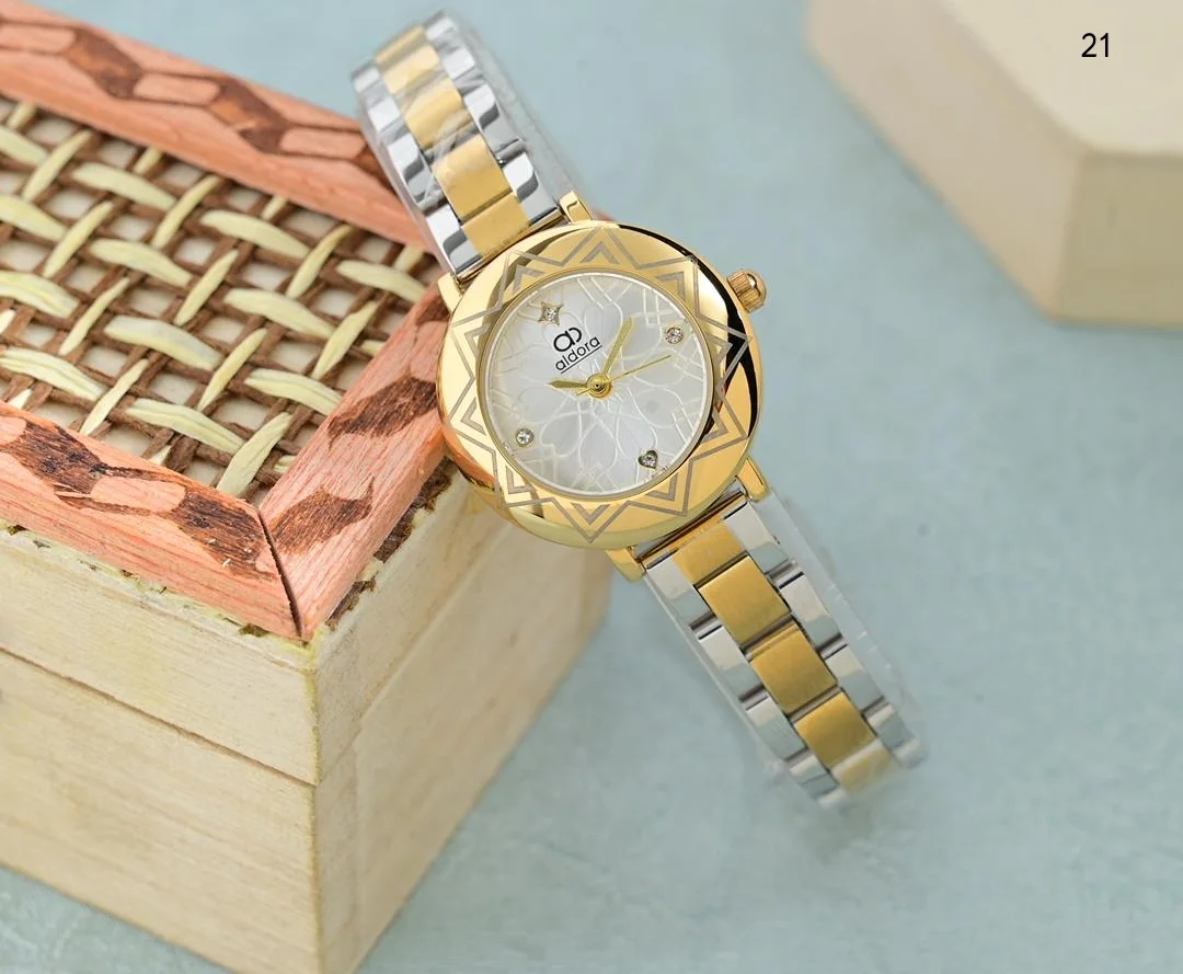 ساعة نسائي الدورا ابااشكالها الرهيبه والجذابه اشكال الماركات الانيقه بااحلا السعر 18000ريال يمني عدن ⚡ فثط