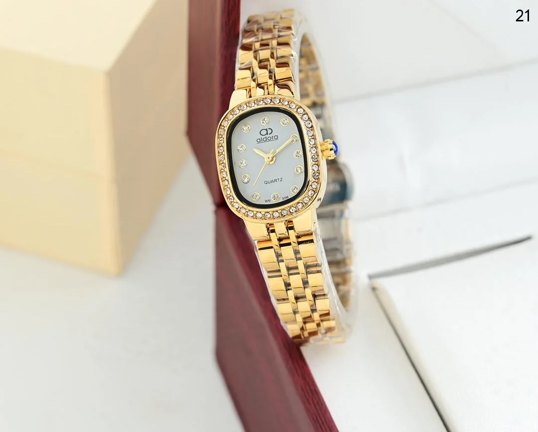 ساعة نسائي الدورا ابااشكالها الرهيبه والجذابه اشكال الماركات الانيقه بااحلا السعر 18000 ريال يمني عدن ⚡ فثط