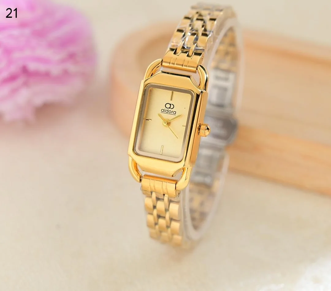 ساعة نسائي الدورا ابااشكالها الرهيبه والجذابه اشكال الماركات الانيقه بااحلا الاسعارالسعر 18000ريال يمني عدن ⚡ ريال  فثط