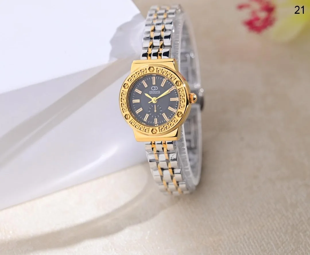 ساعة نسائي الدورا ابااشكالها الرهيبه والجذابه اشكال الماركات الانيقه بااحلا السعر 18000ريال يمني عدن ⚡ فثط