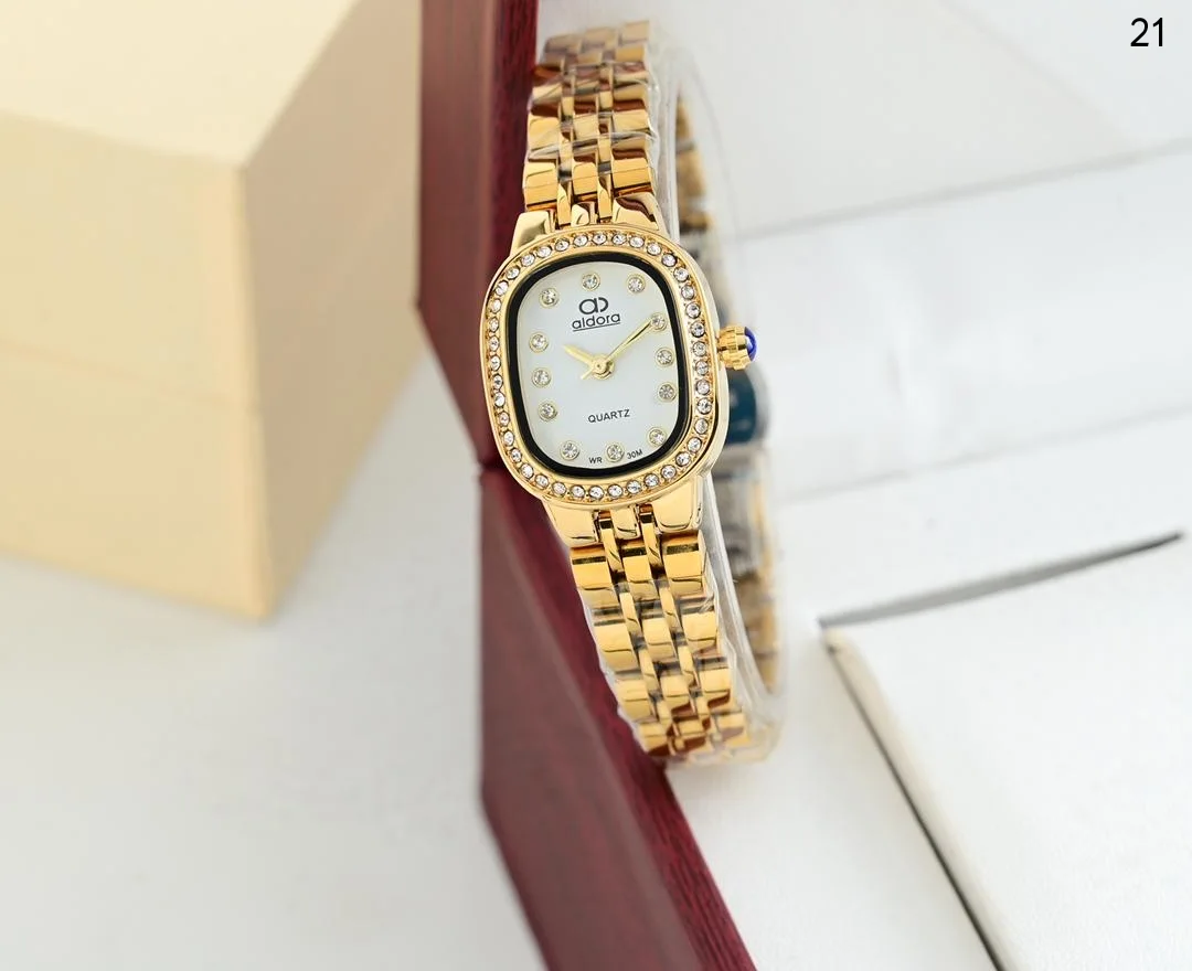 ساعة نسائي الدورا ابااشكالها الرهيبه والجذابه اشكال الماركات الانيقه بااحلا السعر 18000 ريال يمني عدن ⚡ فثط