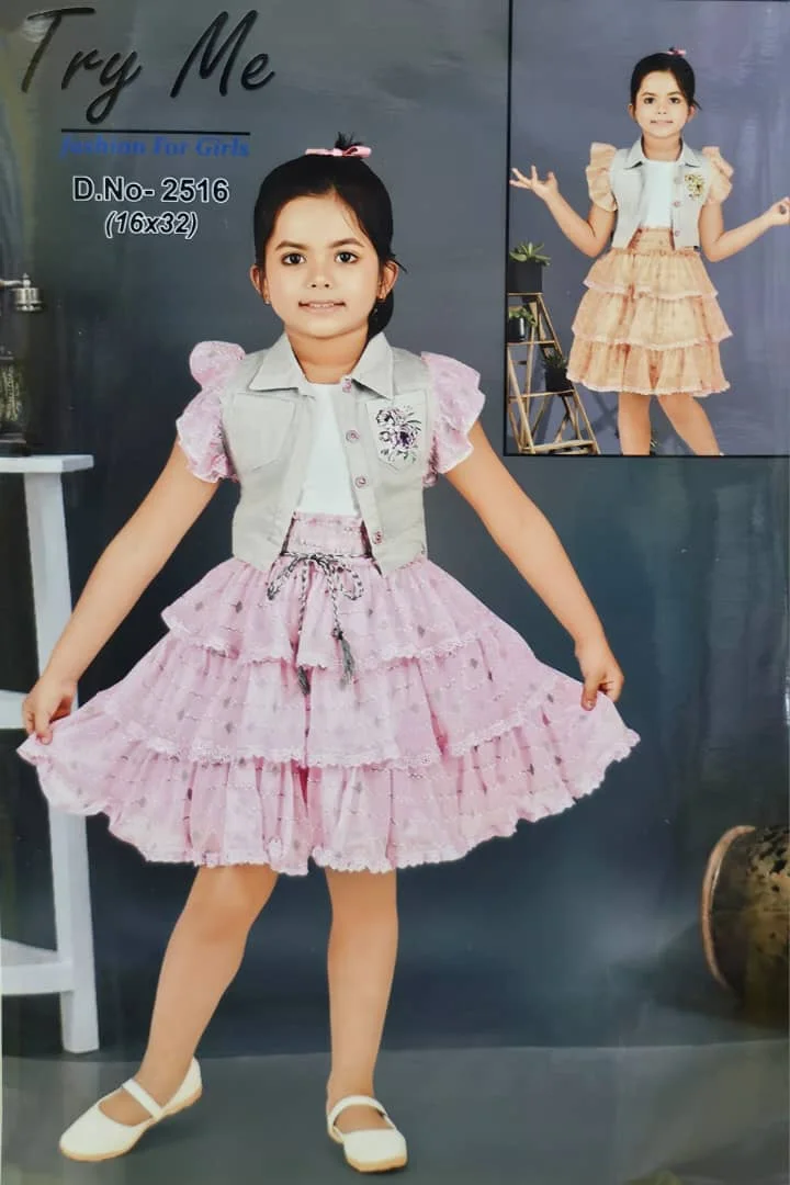 فستان جميل وراقي لونين قماش حلو المقاس من سنة ألا 8 سنوات والسعر 25000 ألف ريال يمني