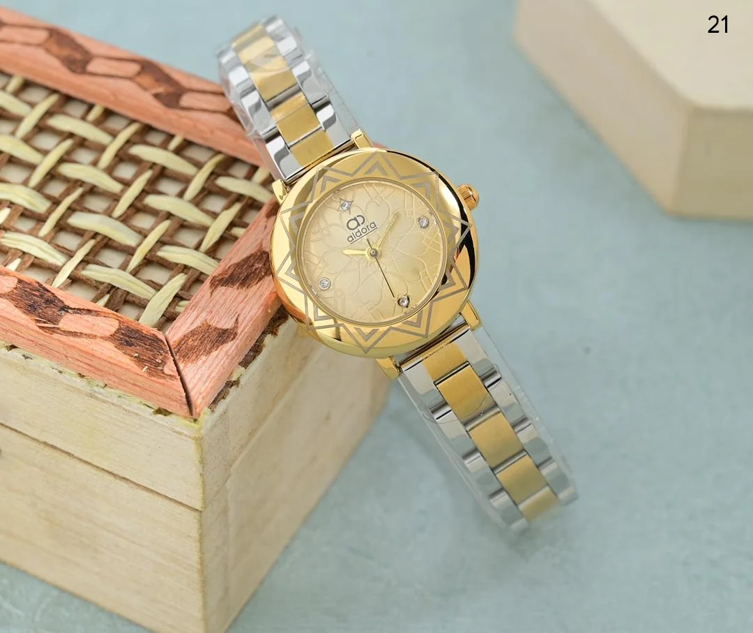 ساعة نسائي الدورا ابااشكالها الرهيبه والجذابه اشكال الماركات الانيقه بااحلا السعر 18000ريال يمني عدن ⚡ فثط