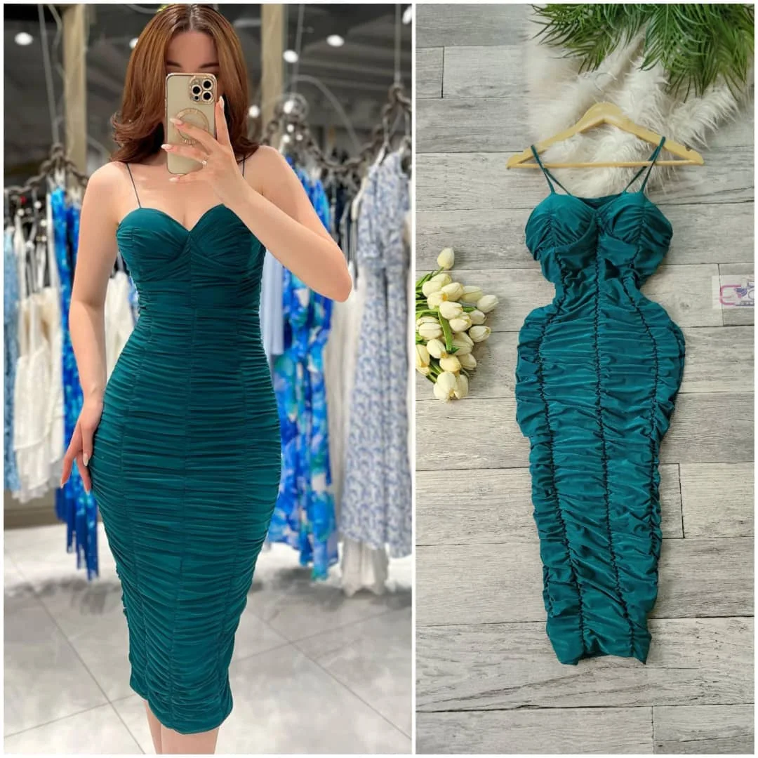 فستان نساىي يتميز بقماش مخمل اصلي روووووعة الرووووعه بسعر 19000 ألف ريال يمني فقط