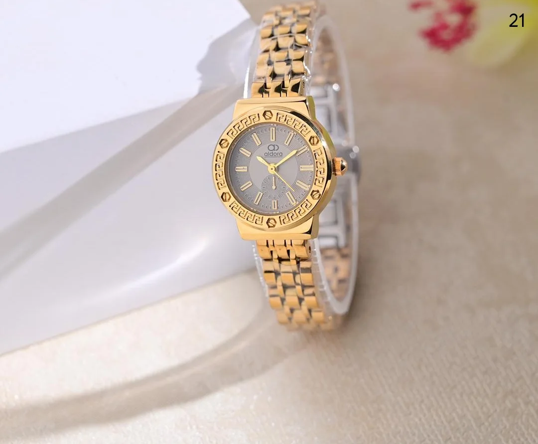 ساعة نسائي الدورا ابااشكالها الرهيبه والجذابه اشكال الماركات الانيقه بااحلا السعر 18000ريال يمني عدن ⚡ فثط