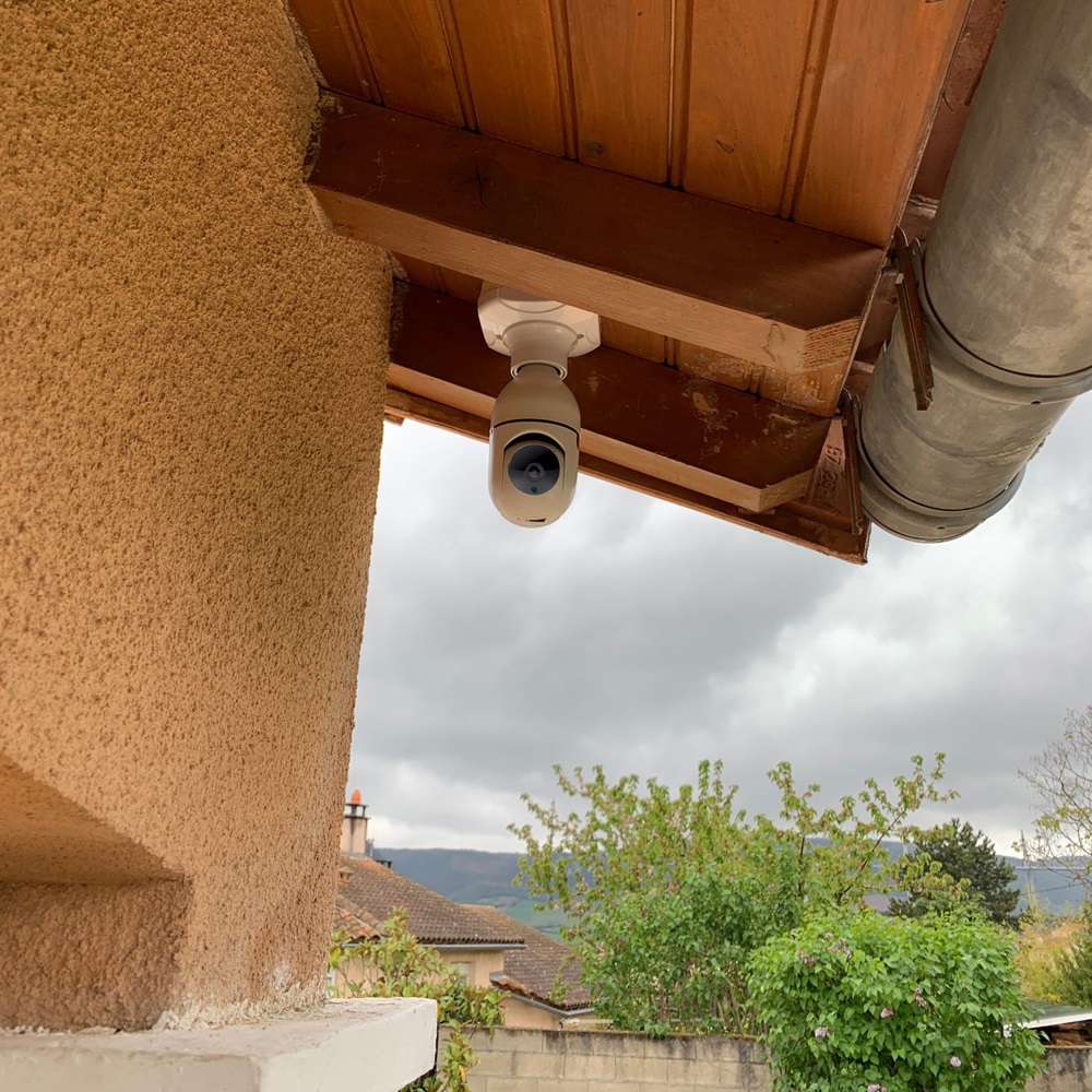 كاميرا ذكية على شكل مصباح