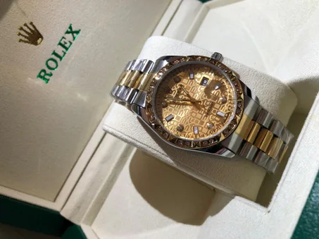 ✨ ساعة نسائية فاخرة بتصميم ذهبي راقي ✨