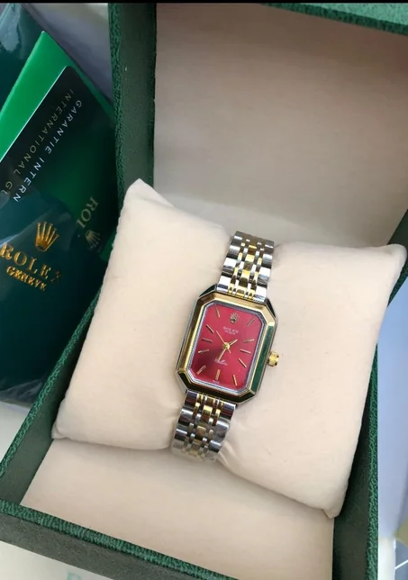 ساعة نسائية بتصميم مربع أنيق – لون أحمر فاخر