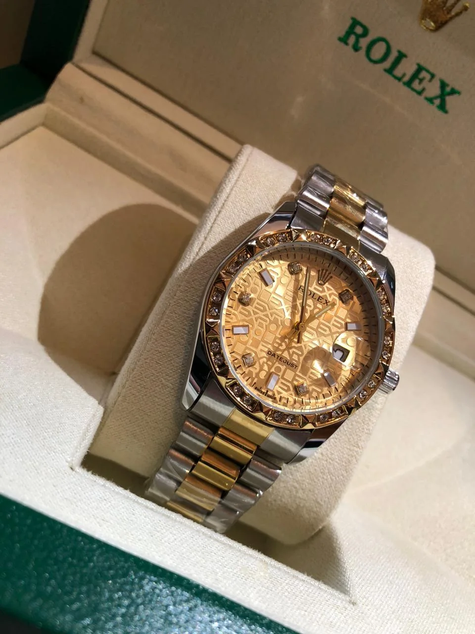 ساعة الانوثة