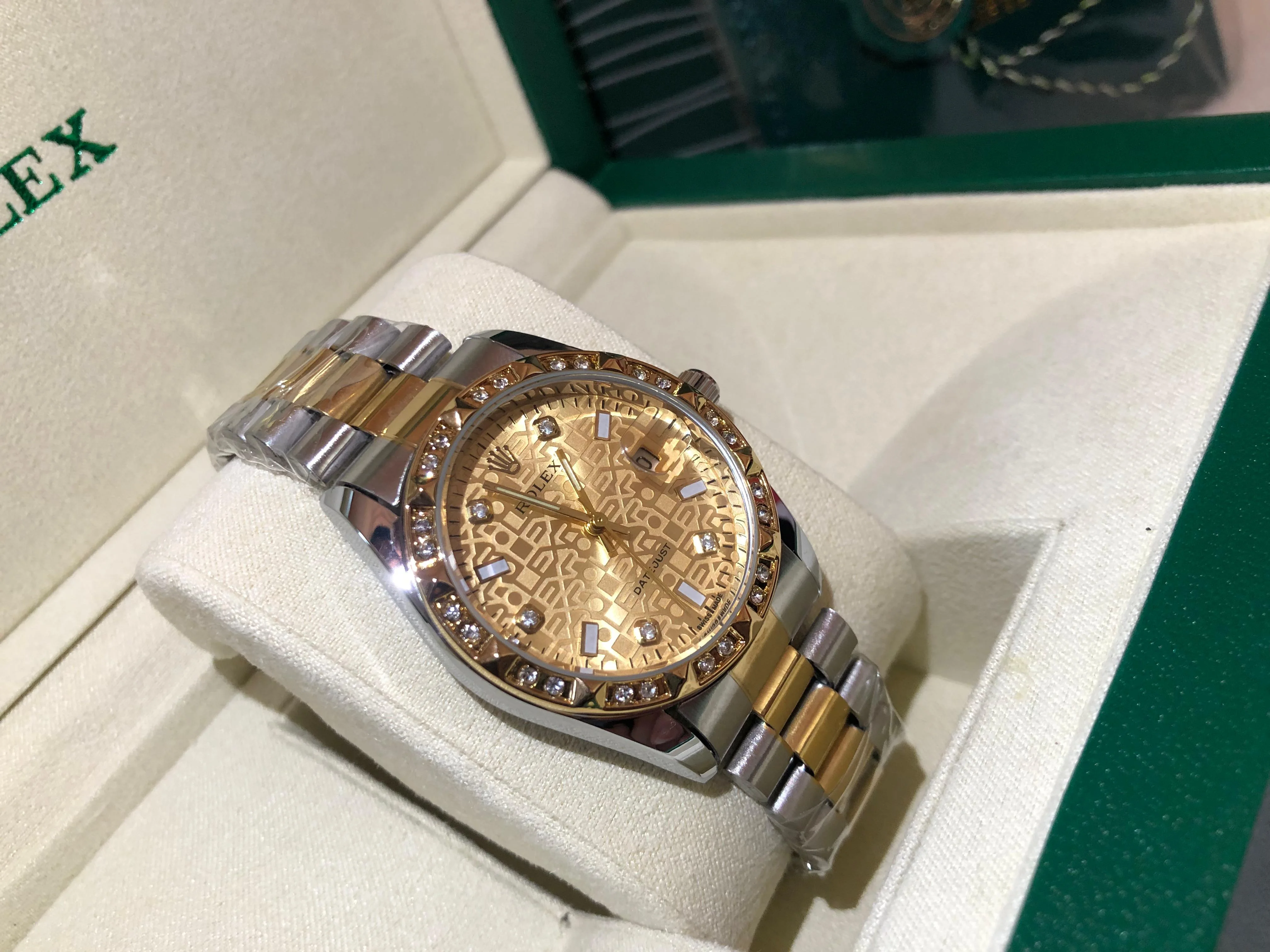 ساعة الانوثة