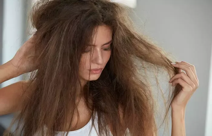 The moisturizing properties in macadamia oil can treat dry hair