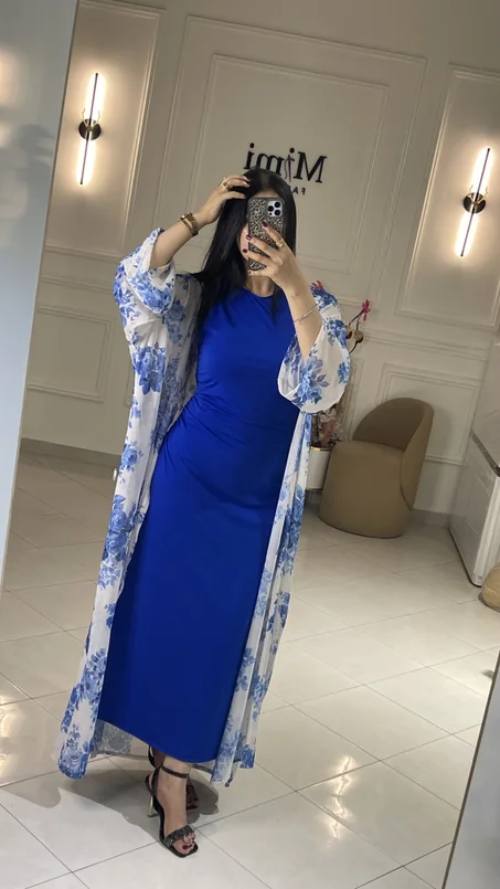 Un ensemble unique composé d'une robe et d'un kimono, aux couleurs sublimes et d'une qualité supérieure.Disponible en : XS, S, M, L, XL, 2XL, 3XL.