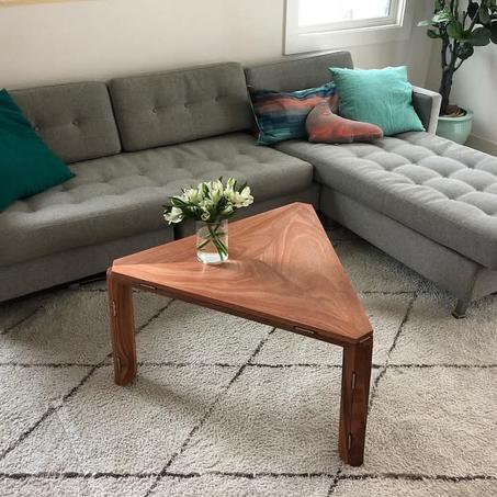 الطاولة القابلة للطي – تصميم عصري ومرن لراحتك