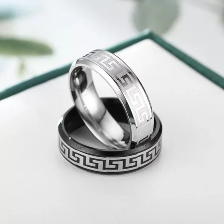 Anello elegante in acciaio con zirconi brillanti