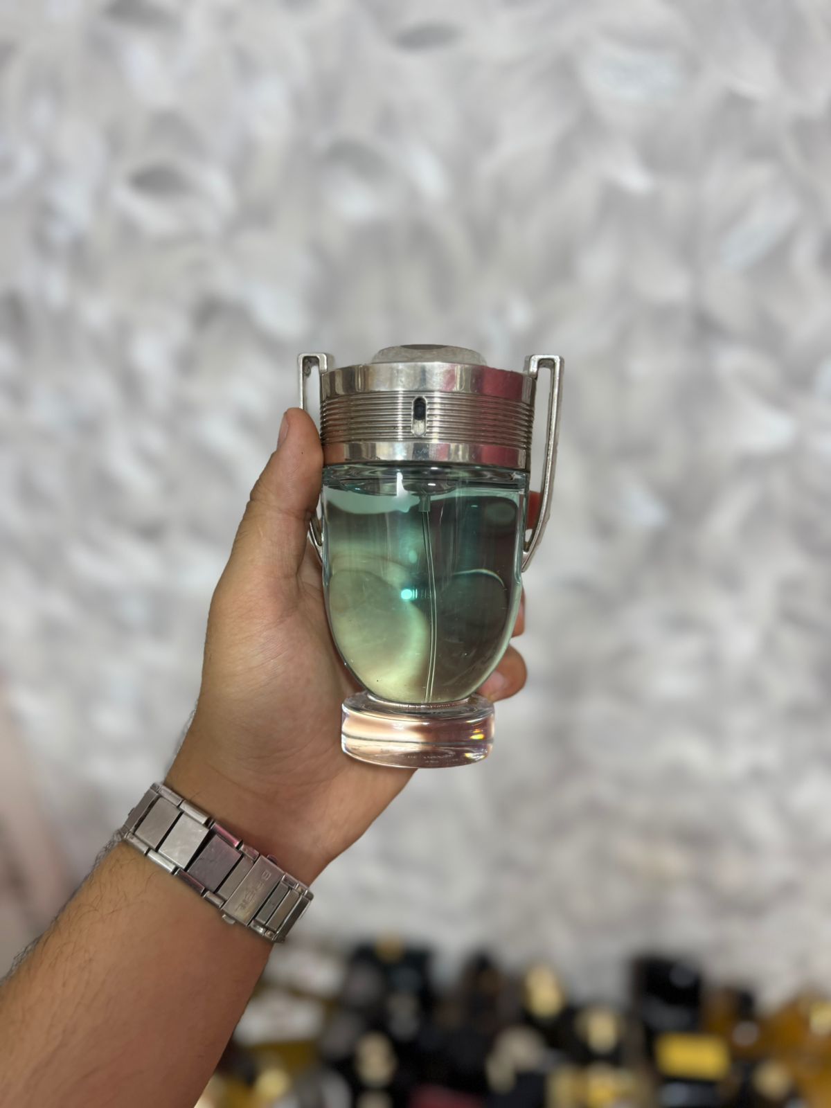 Invictus edt 150ml (Parfum complet sans emballage)
