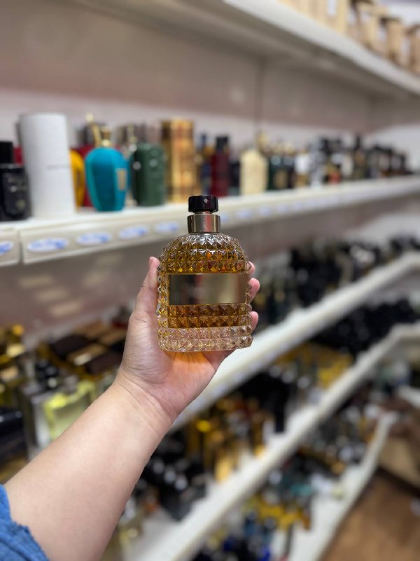 Valentino UOMO Edt 150ml (Parfum complet sans emballage)