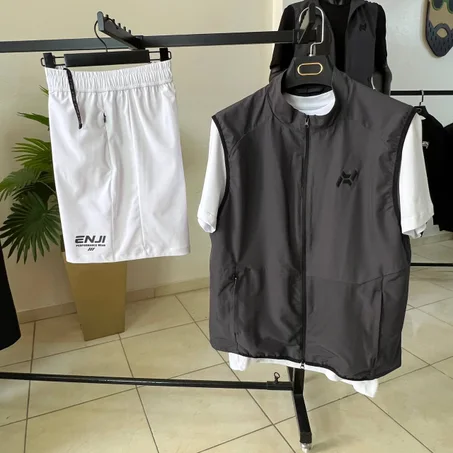 Ensemble ENJI Performance 3 Pièces – T-shirt Blanc, Short Blanc & Gilet Sans Manches Coupe-Vent