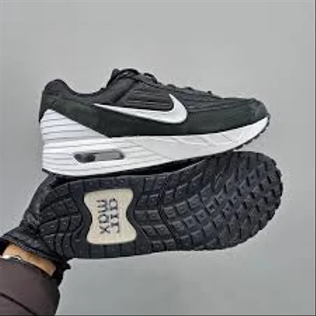 حذاء رياضي من نوع نايكي (Nike)