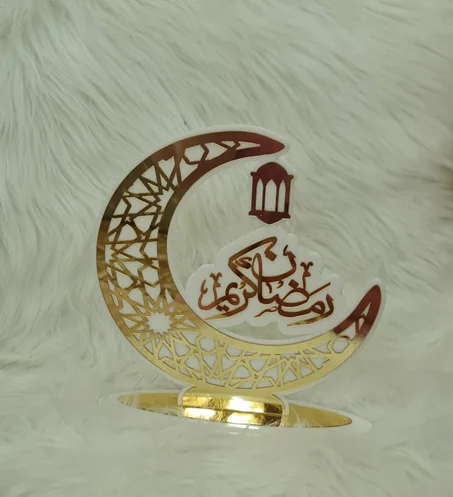 ديكور رمضاني فاخر - هلال ذهبي مع عبارة "رمضان كريم