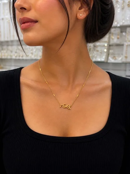 Yves Saint Laurent كولي بحروف مميزة.