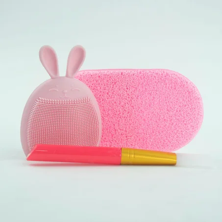 أدوات تنظيف الوجه + وضع الكريم